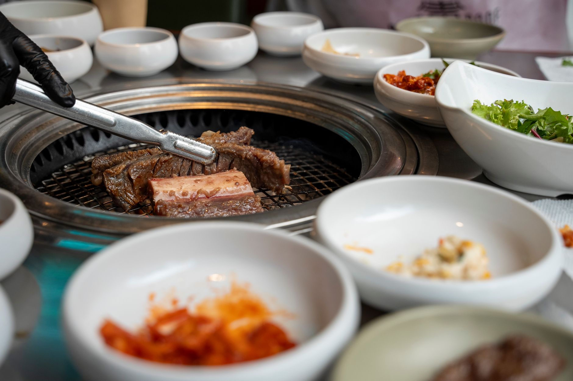 숯불 위에서 구워지는 고기